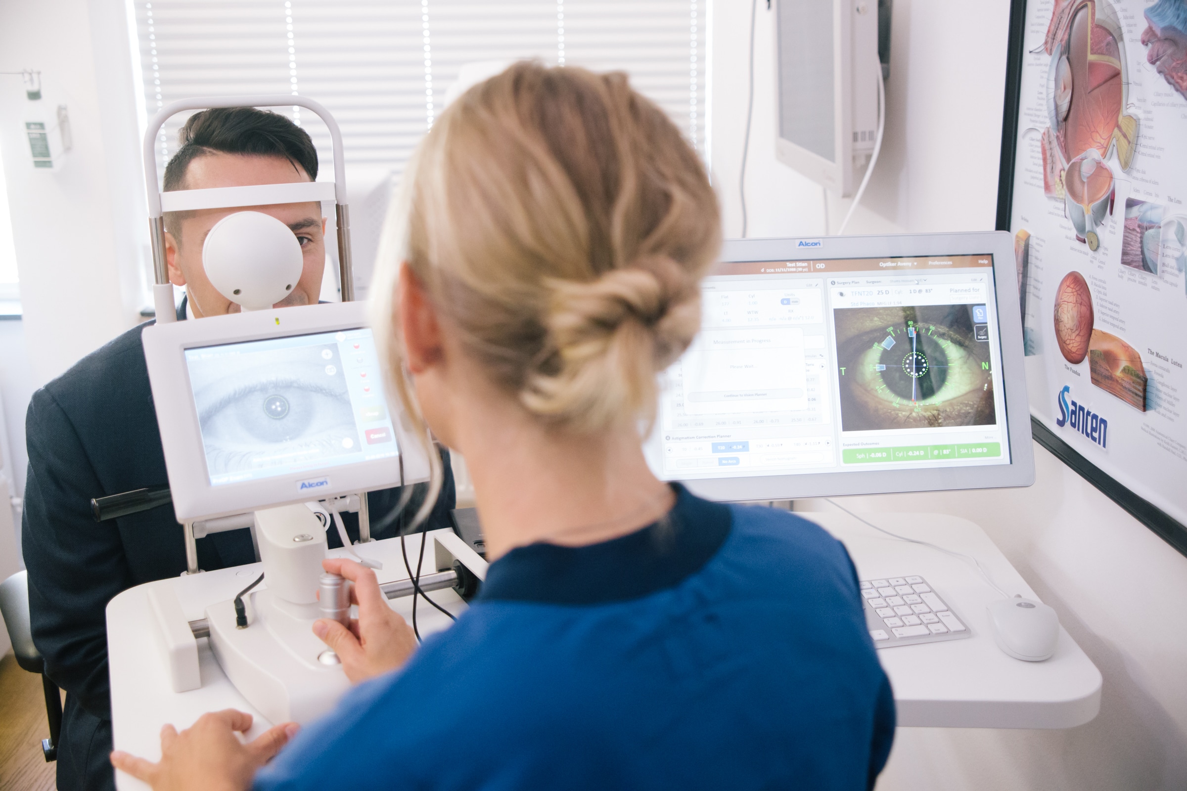 Optiker utför noggrann ögonundersökning med avancerad utrustning inför synkorrigering hos Avesyn.