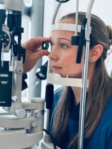 Närbild av ögonundersökning hos Avesyn Ögonklinik där läkare granskar patientens öga med lins.