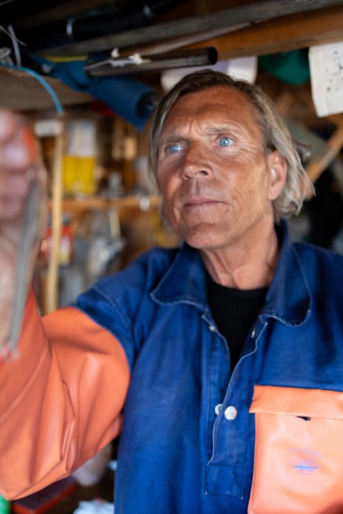 Tommy i sin verkstad efter linsbyte hos Avesyn Ögonklinik – ser klart på nära håll utan glasögon