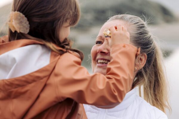Kvinna som ser tydligt när hon tittar på sitt barnbarn efter gråstarroperation
