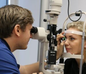 Ögonundersökning hos Avesyn där optiker undersöker patientens syn med spaltlampa