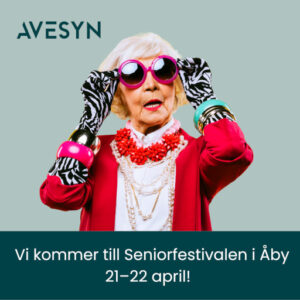 Kvinna med färgglada solglasögon som representerar Avesyns deltagande på Seniorfestivalen i Åby 21–22 april
