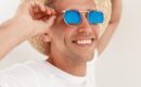 Person med solglasögon i sommarsol för artikel om ögonhälsa och UV-skydd
