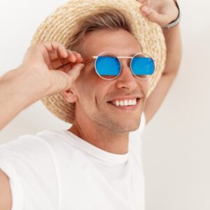 Person med solglasögon i sommarsol för artikel om ögonhälsa och UV-skydd