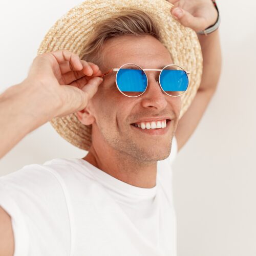 Person med solglasögon i sommarsol för artikel om ögonhälsa och UV-skydd